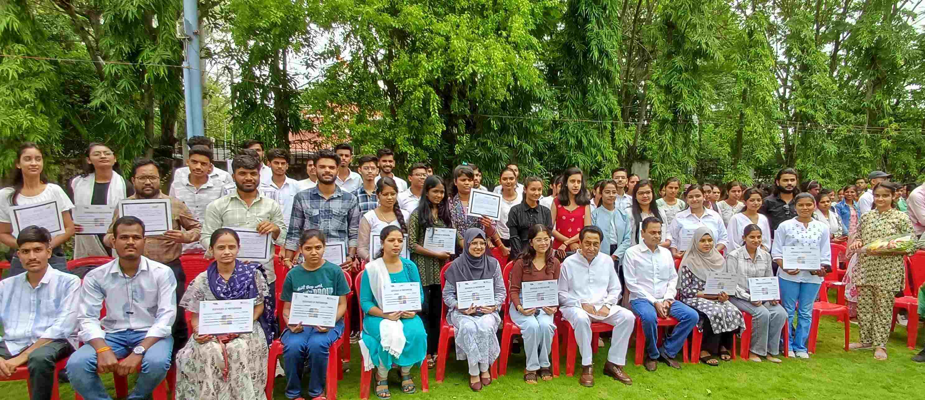 नकुलनाथ ने प्रशिक्षण प्राप्त युवाओं को प्रमाण पत्र प्रदान किए