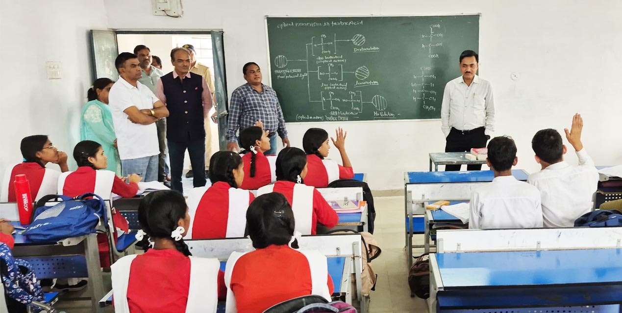 कलेक्टर श्री सिंह ने किया चंदनगांव स्कूल का आकस्मिक निरीक्षण