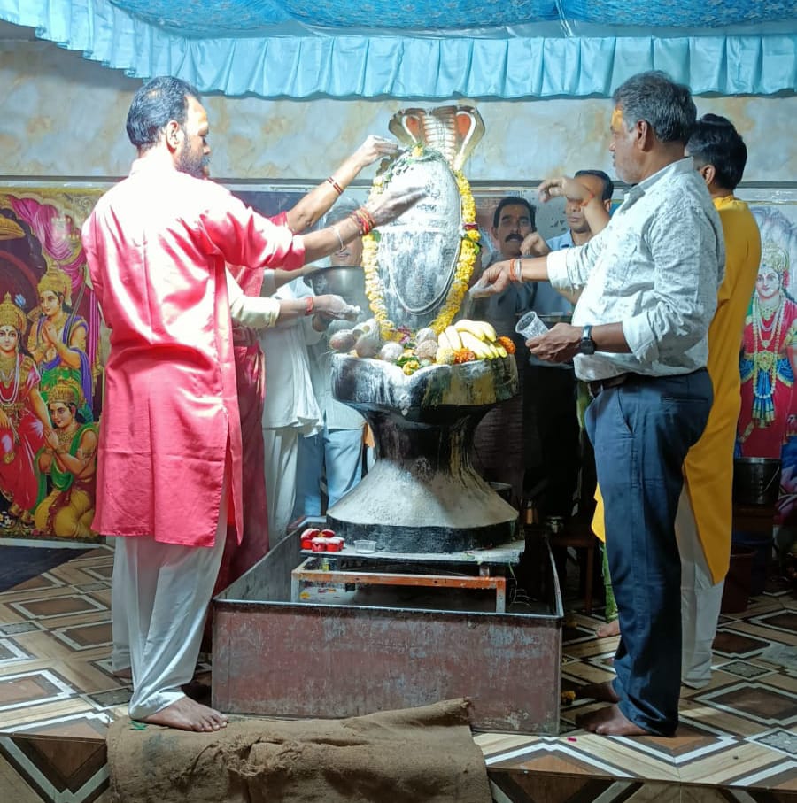 अनगढ़ हनुमान मंदिर में श्रृंगार रुद्राभिषेक एवं भस्म आरती