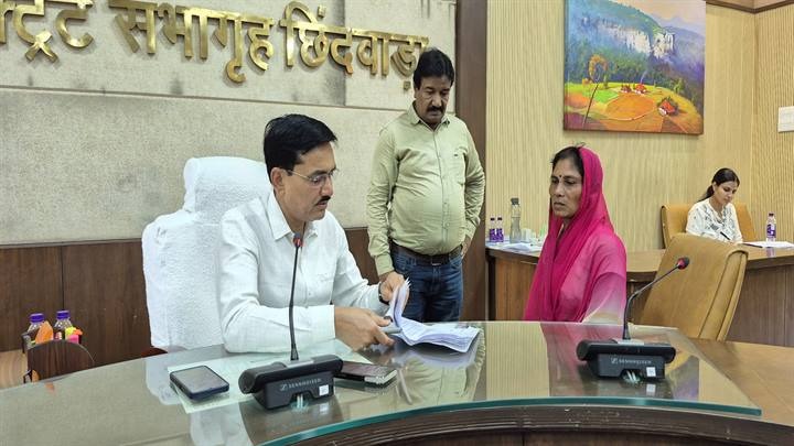 जन्म प्रमाण पत्र बनवाने 50 किलोमीटर दूर से आई गीता धुर्वे