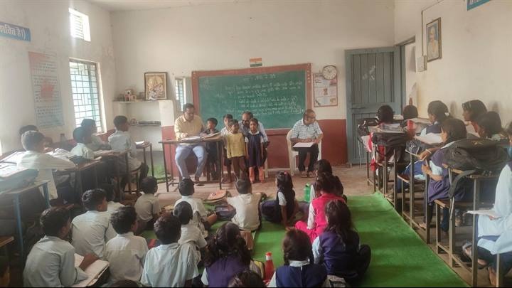 प्रधानपाठक सहित तीन शिक्षकों को थमाया कारण बताओ नोटिस