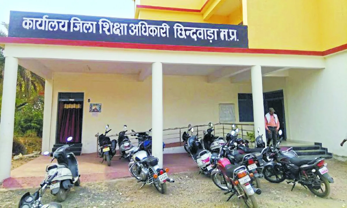 तीन सहायक शिक्षक तत्काल प्रभाव से निलंबित