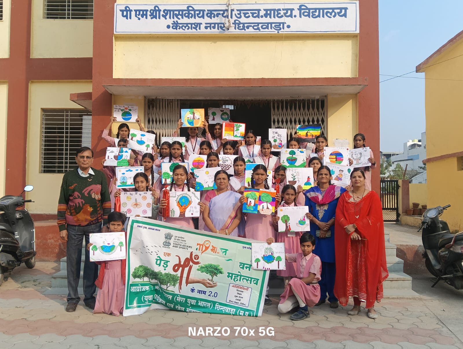 छात्रो ने दिया चित्रो के माध्यम से एक पेड़ मां के नाम संदेश 