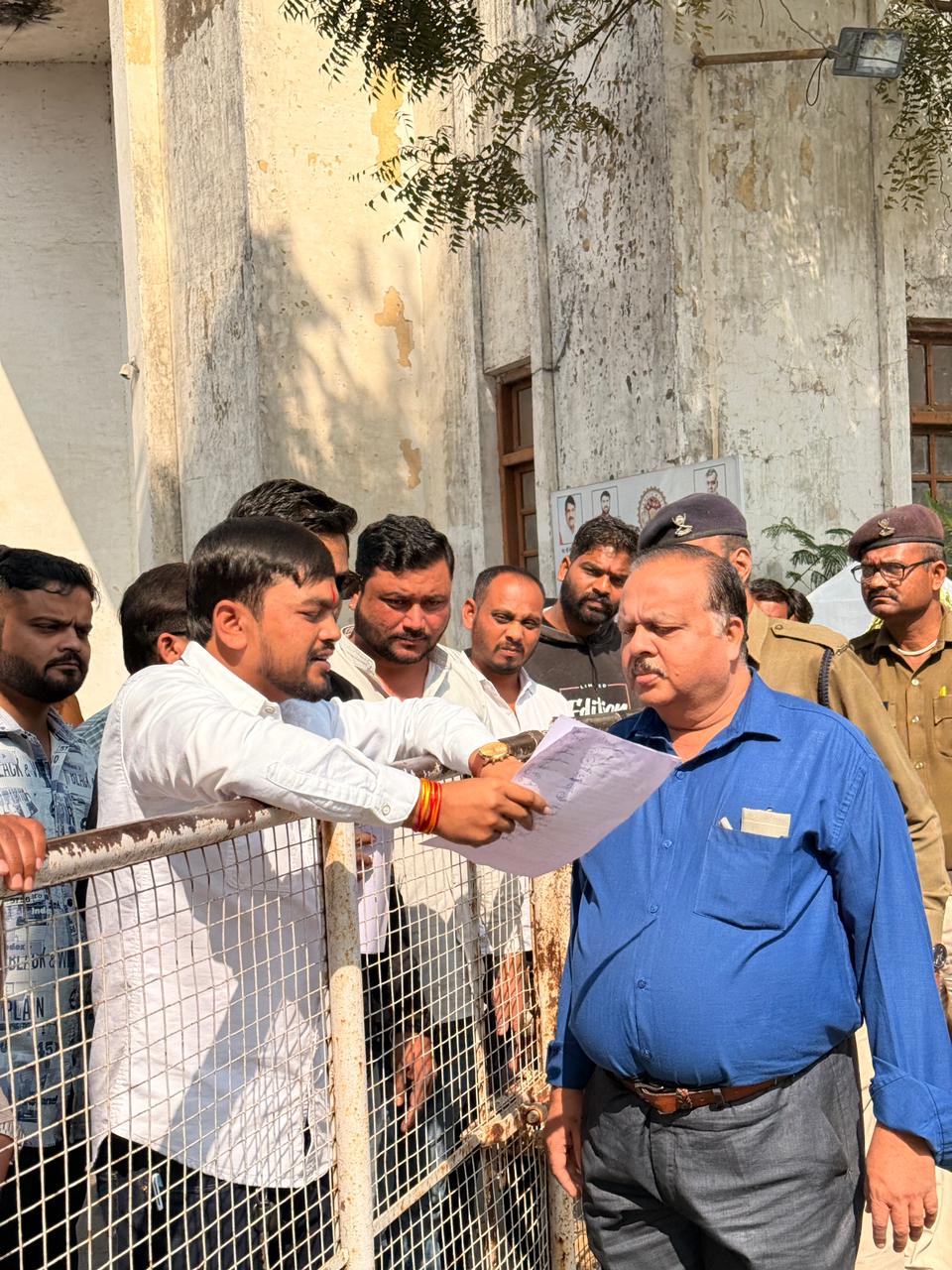 चौपट हुई यातायात व्यवस्था के खिलाफ नगर युवक कांग्रेस ने सौंपा ज्ञापन 