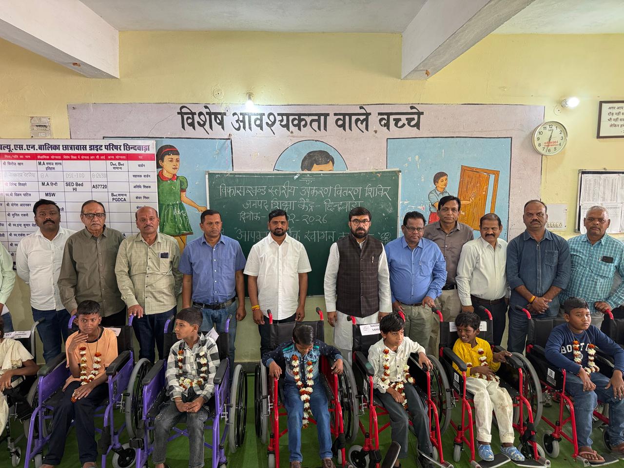 सांसद ने दिव्यांग छात्रःछात्राओं को वितरित किए उपकरण