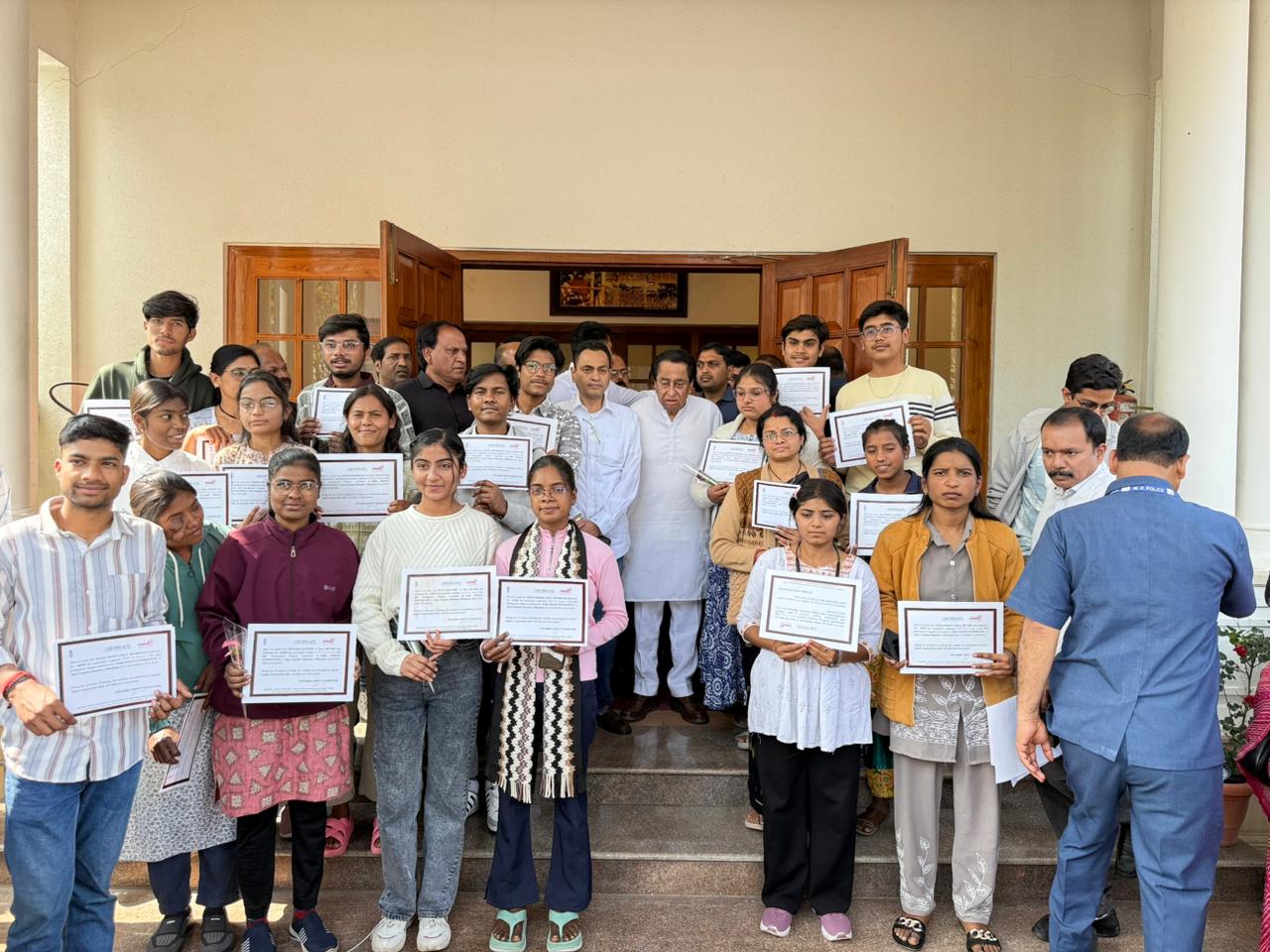 नकुल नाथ ने युवाओं को दिए चयन पत्र और प्रशिक्षित युवाओं को प्रदान किए प्रमाण पत्र