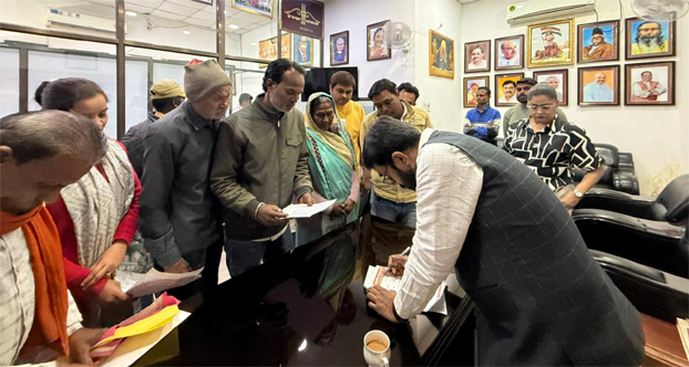 समस्याएं लेकर सांसद से मिलने के लिए बड़ी संख्या में पहुंचे लोग