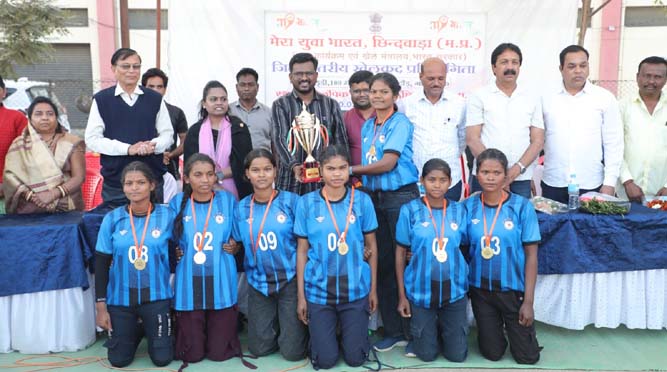 महापौर ने जिला स्तरीय खेलकूद प्रतियोगिताओं के विजेताओं को किया पुरस्कृत