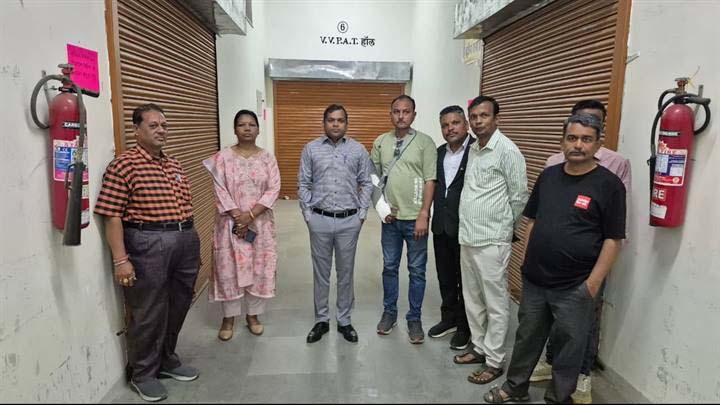 कलेक्टर ने किया ई.व्ही.एम.-व्ही.व्ही.पी.ए.टी. गोदाम का निरीक्षण