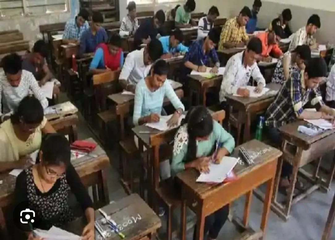 बड़कुही की शिक्षिका निलंबित, बोर्ड परीक्षा में नकल कराने का आरोप