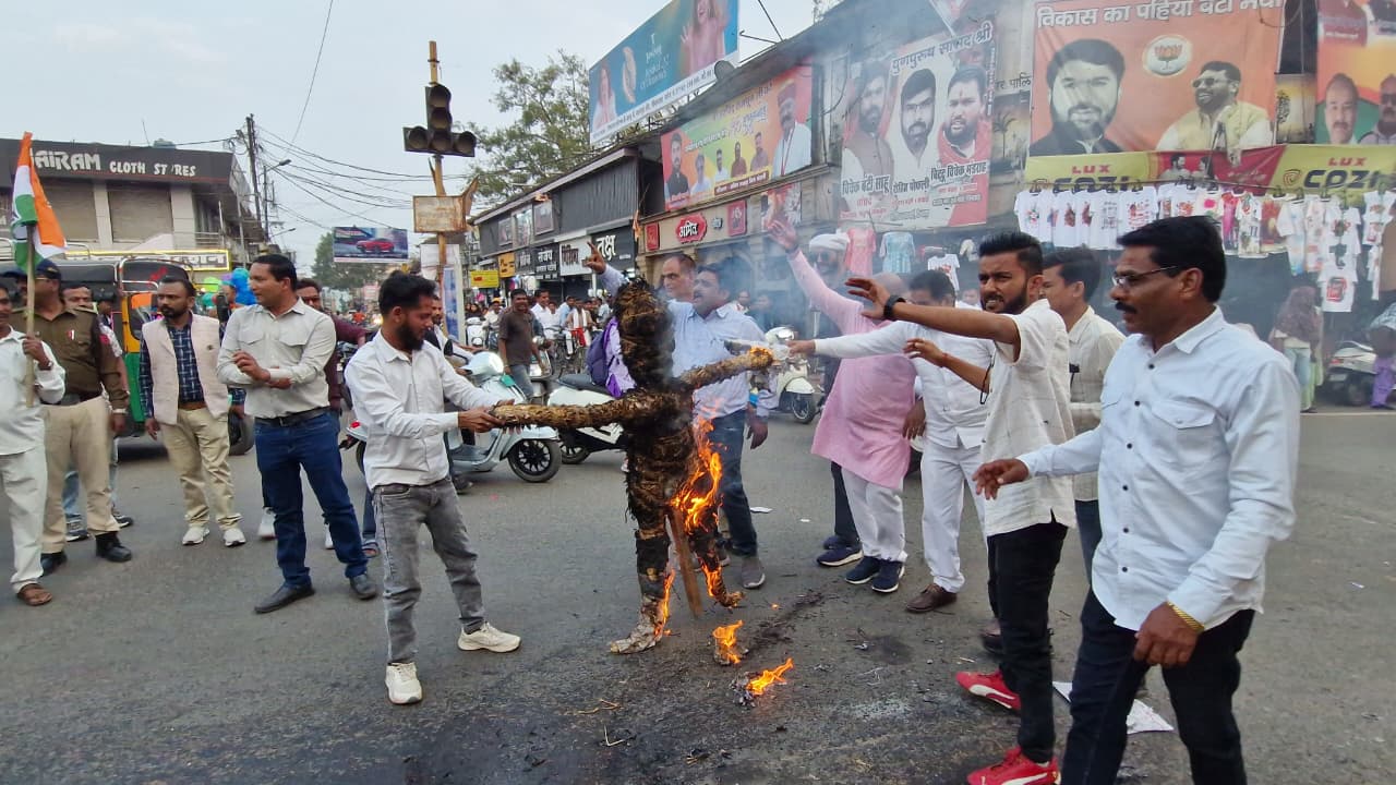 शहर कांग्रेस कमेटी ने फव्वारा चौक पर फूंका मंत्री का पुतला 