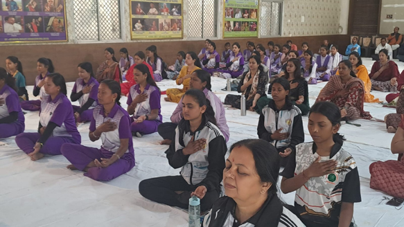 गर्ल्स कॉलेज में ध्यान और योग की विभिन्न साधनाओं का अभ्यास कराया