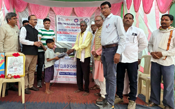 रोटेरियन साथियों ने चारगांव में ग्रामीणों को दिलाई नशामुक्ति की शपथ 