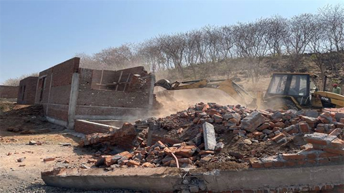 सरकारी भूमि में बने अवैध मकानों को नगर निगम ने ढहाया