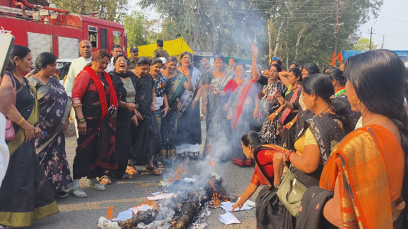 महिला कांग्रेस ने फूंका केन्द्रीय मंत्री का पुतला