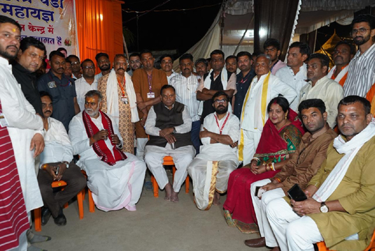 प्रहलाद पटेल ने डाली महायज्ञ में आहुतियां