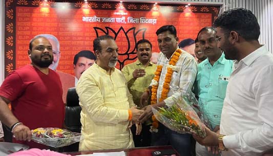 अनुसूचित जाति मोर्चा जिलाध्यक्ष बनने पर लोकेश डेहरिया का भाजपा कार्यालय में स्वागत
