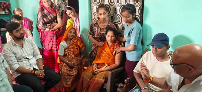 सांसद के बेटे वंश साहू मृतकों के परिजनों से मिले