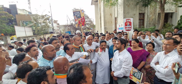 बढ़ती महंगाई को लेकर कांग्रेस ने किया आक्रामक आंदोलन