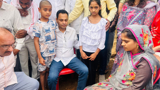 शोकाकुल परिवारजनों के बीच पहुंचे पूर्व सांसद नकुलनाथ