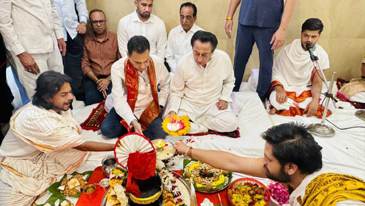 सिद्ध सिमरिया धाम में कमलनाथ व नकुलनाथ ने की पूजा अर्चना व अभिषेक