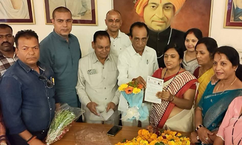 नवनियुक्त महिला कांग्रेस अध्यक्ष को सौंपा नियुक्ति पत्र