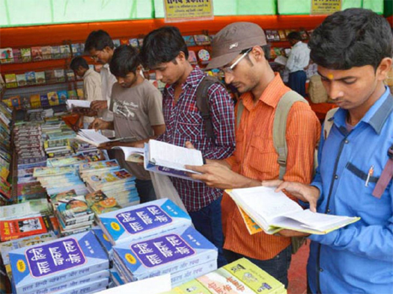 सिर्फ बैग, रबर, पेन-पेसिंग और कॉपियों में सिमटा पुस्तक मेला