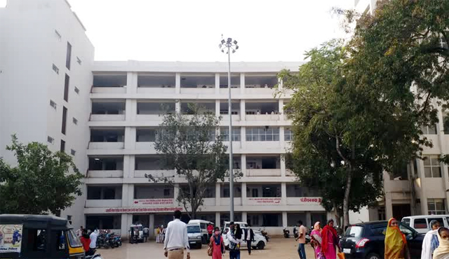 जिला अस्पताल में एक सप्ताह से बंद है एक्सरे मशीन 