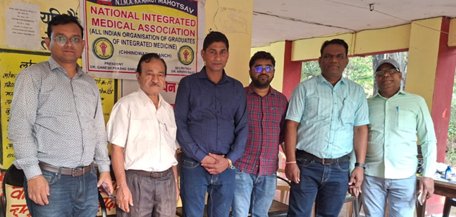 नीमा सदस्यों ने वृद्धाश्रम में लगाया निःशुल्क स्वास्थ्य शिविर