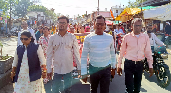 टीईटी और वरिष्ठता को लेकर अध्यापक शिक्षक संयुक्त मोर्चा ने दिया धरना