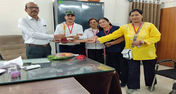 संभागीय बैडमिंटन में राकेश और रेखा बने विजेता