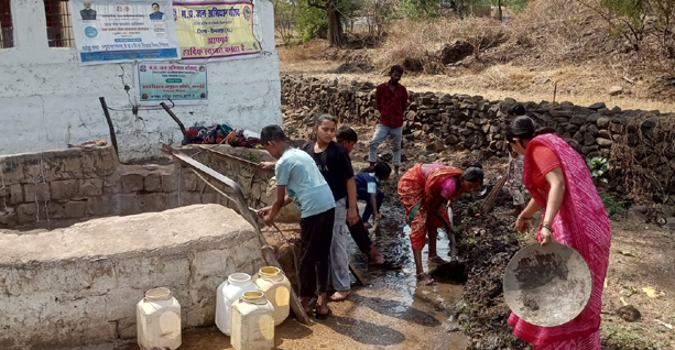 ग्रामीणों को सिखाया कुंए के आसपास सफाई रखना