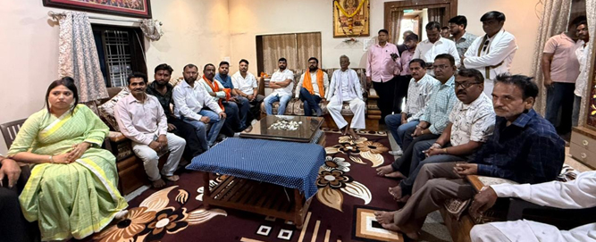 सांसद ने साबलेवाड़ी में वार्ड प्रभारी के घर सुना और देखा कार्यक्रम