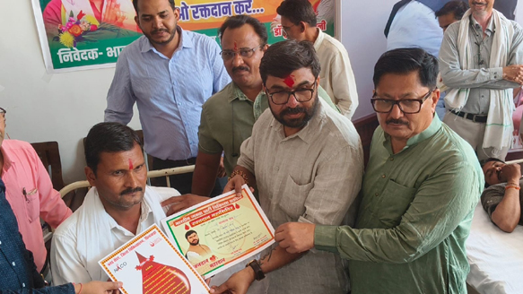 चिकित्सा प्रकोष्ठ ने सेवा दिवस के रूप में मनाया सासंद का जन्मदिन