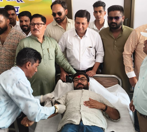 जन्मदिन पर सांसद बंटी विवेक साहू ने किया रक्तदान