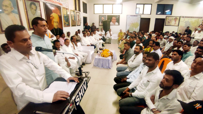 कांग्रेस नेता और कार्यकर्ता जनता की समस्याओं को प्रमुखता से उठाएं: नकुलनाथ
