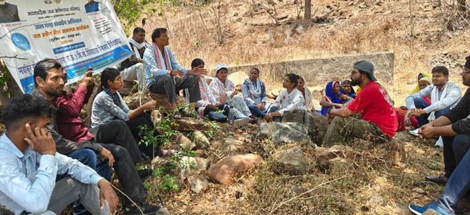 बारिश के जल संग्रहण के लिए विद्यार्थियां ने किया श्रमदान