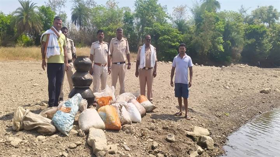 कुलबेहरा नदी के किनारे बन रही थी अवैध शराब, प्रकरण दर्ज