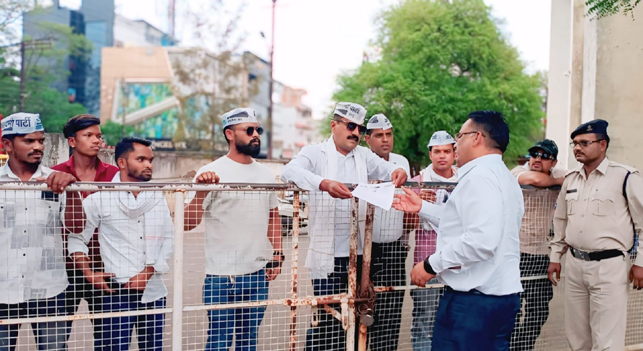 नीट-यूजी परीक्षा पेपर लीक मामले में आप ने किया प्रदर्शन
