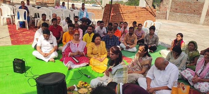 मजदूरों को जीवनोपयोगी सामान देकर मनाया गुरूदेव का जन्मदिवस