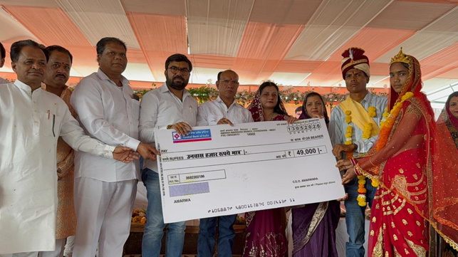  अमरवाड़ा में मुख्यमंत्री कन्यादान योजना से हुआ 171 जोड़ों का विवाह