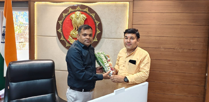 किसानों की समस्याओं को लेकर किसान मोर्चा अध्यक्ष रघुवंशी कलेक्टर से मिले