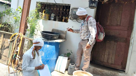 डेंगू की रोकथाम के लिए किया जा रहा लार्वा का सर्वे