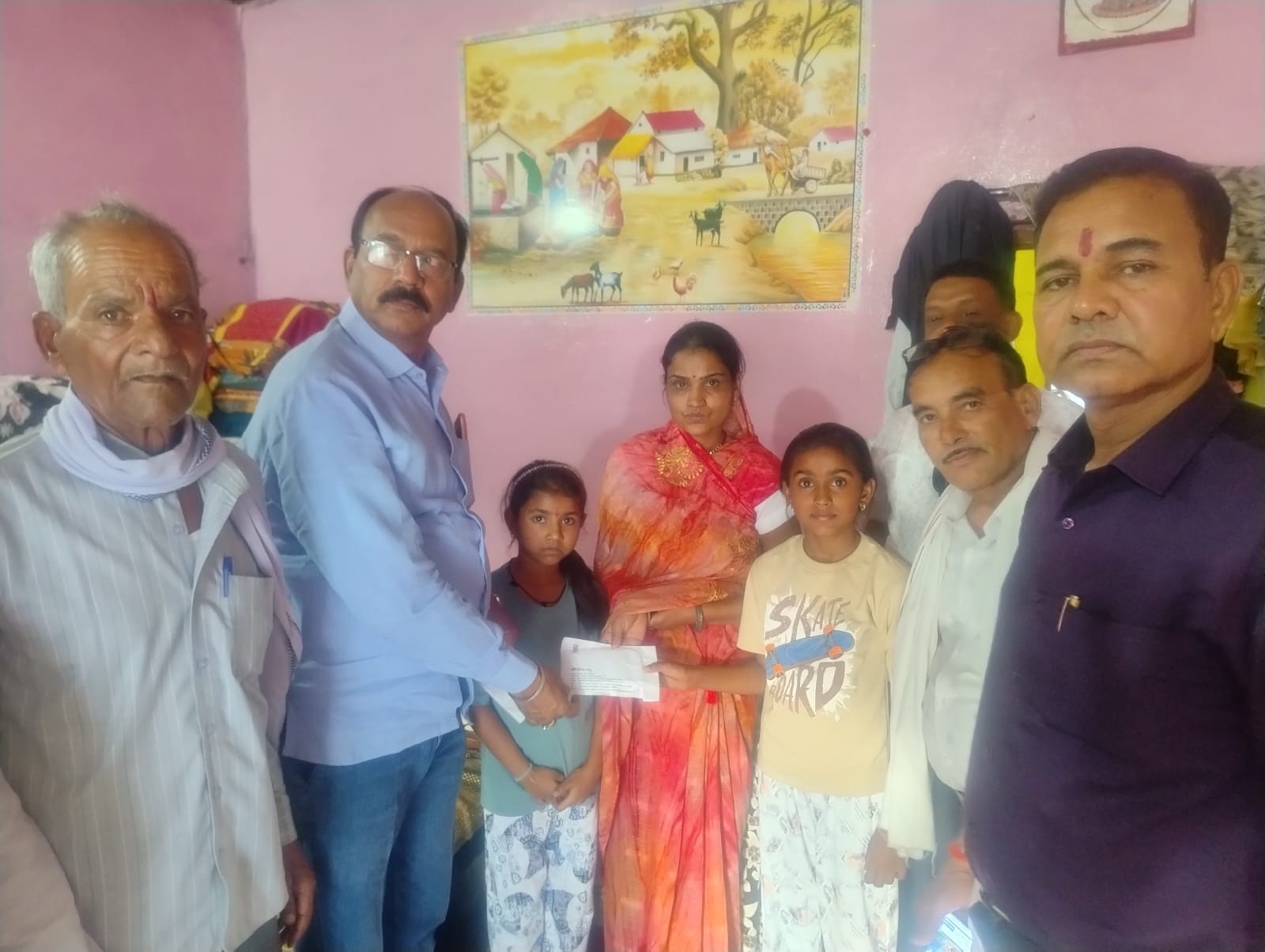 गरीब जरूरतमंद परिवारों को आर्थिक संबल दे रहे सांसद बंटी साहू