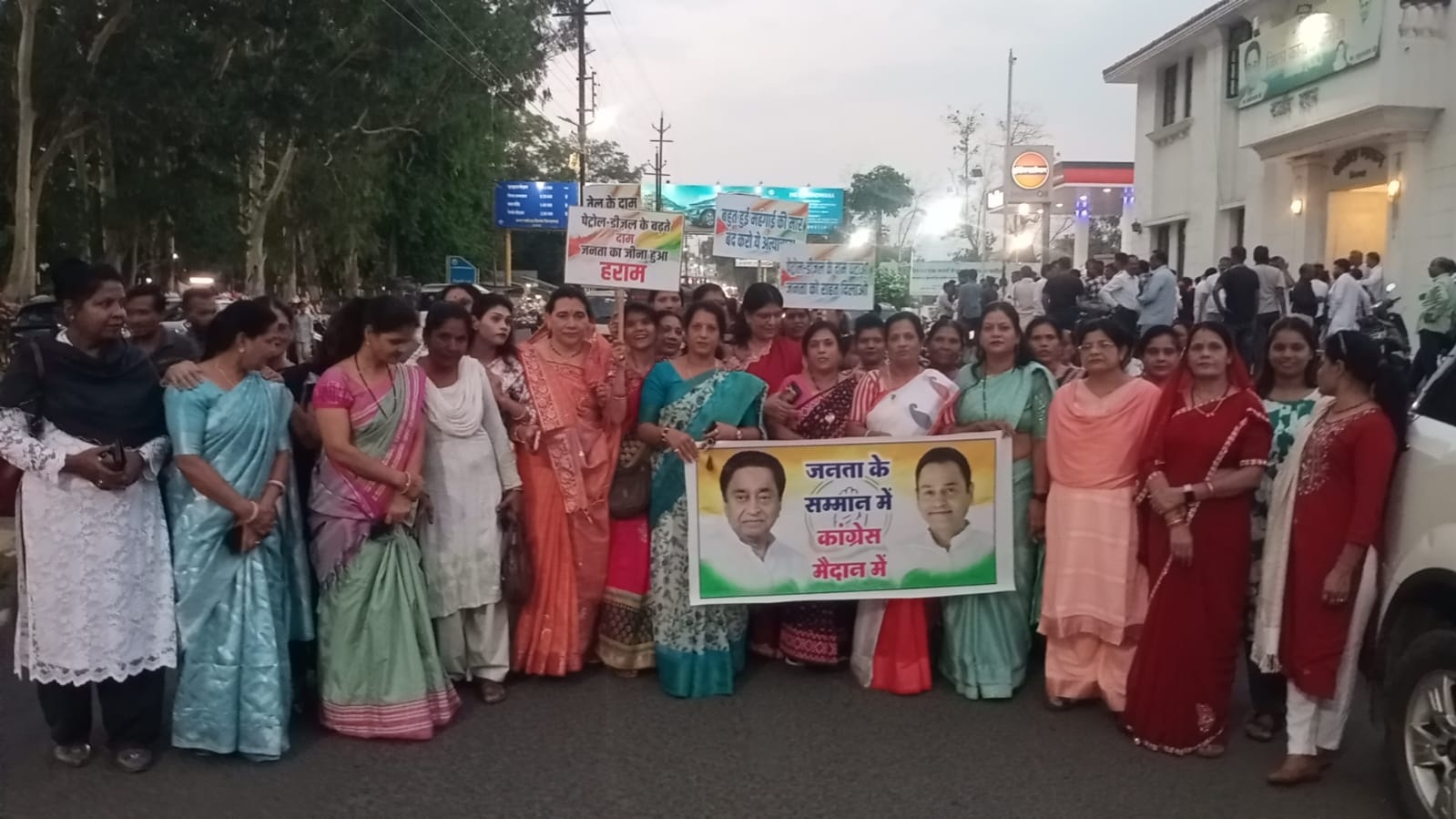 भाजपा सरकार की महंगी आपदा के खिलाफ जिला महिला कांग्रेस ने किया प्रदर्शन
