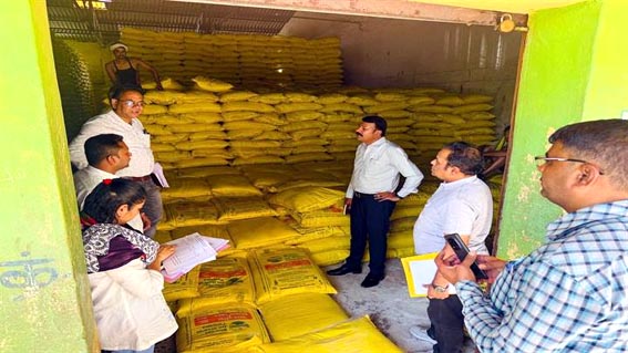 मार्कफेड गोदाम का कृषि अधिकारियों ने किया निरीक्षण, किसानों को दिलाई खाद