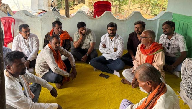टीन शेड के घरों से लेकर बंग्लो तक सुख-दुख में पहुंच रहे सांसद 