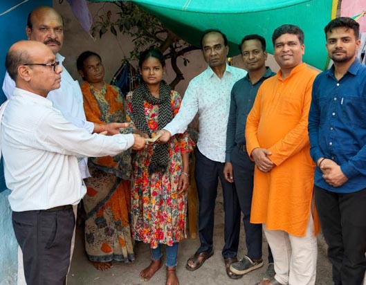 श्री राधा कृष्ण रामायण संकीर्तन मंडल ने गरीब कन्या के विवाह हेतु सहायता राशि दी