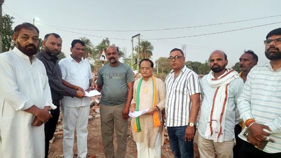 मानकादेईखुर्द में आगजनी के शिकार संतू की सांसद ने की सहायता