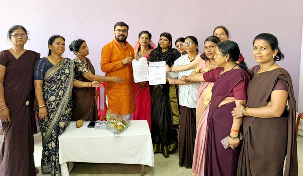 आशा पर्यवेक्षकों ने सांसद को दिया समस्याओं और मांगों का ज्ञापन